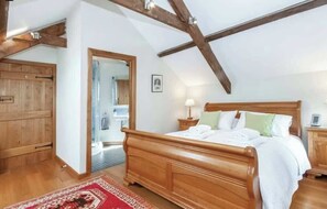 3 bedrooms, desk, iron/ironing board, travel crib - Converted Buttery Cottage in Pembrokeshire (Mathry)