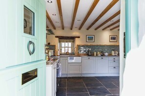 Fridge, microwave, oven, stovetop - Converted Buttery Cottage in Pembrokeshire (Mathry)