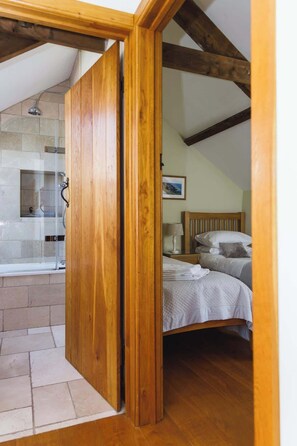 Shower, hair dryer - Converted Buttery Cottage in Pembrokeshire (Mathry)