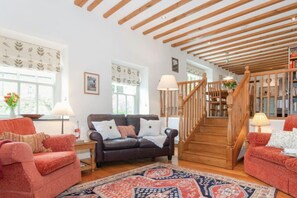 Een televisie en een open haard