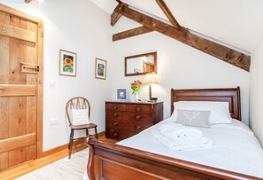 3 slaapkamers, een bureau, een strijkplank/strijkijzer, reisbedje