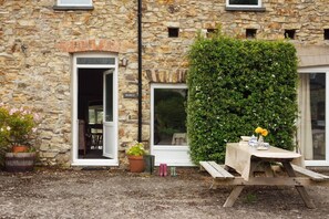 Outdoor dining - Granary Cottage at Scolton Cottages - Indoor pool (Pembrokeshire)