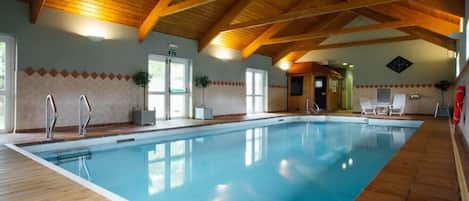 Alberca techada y alberca climatizada