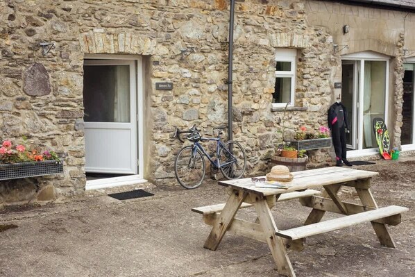 Outdoor dining - Cosy Cottage by Scolton Manor with Indoor Pool (Haverfordwest)