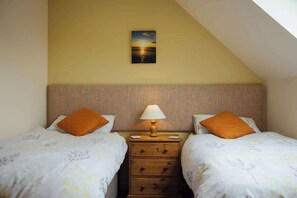 3 Schlafzimmer, Schreibtisch, Bügeleisen/Bügelbrett, Reisekinderbett