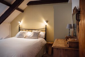 2 bedrooms, desk, iron/ironing board, WiFi - Converted Stone Cottage with indoor swimming pool (Haverfordwest)