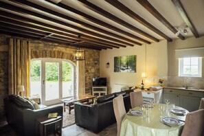 TV - Secluded Garden Cottage with Indoor Pool & Sauna (Pembrokeshire)