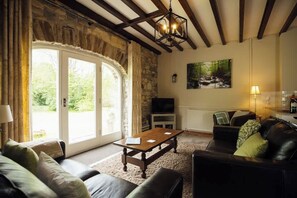 TV - Secluded Garden Cottage with Indoor Pool & Sauna (Pembrokeshire)