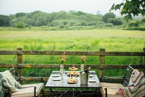 Outdoor dining - Escape to Pembrokeshire: Cottage with Pool & Sauna (Haverfordwest)