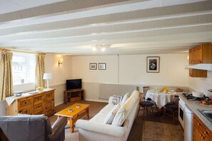Smart TV, books - Oak Cottage at Scolton Cottages - Indoor pool (Pembrokeshire)
