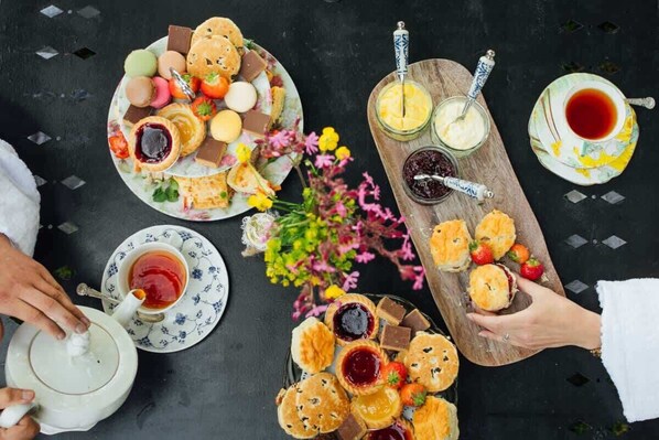 A table with various pastries, jams, and a cup of tea. - Oak Cottage at Scolton Cottages - Indoor pool (Pembrokeshire)