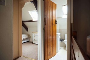 2 chambres, bureau, fer et planche à repasser, lit parapluie