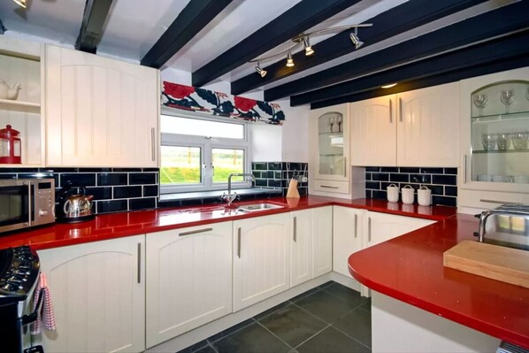 Kylskåp, mikrovågsugn, ugn och spishäll