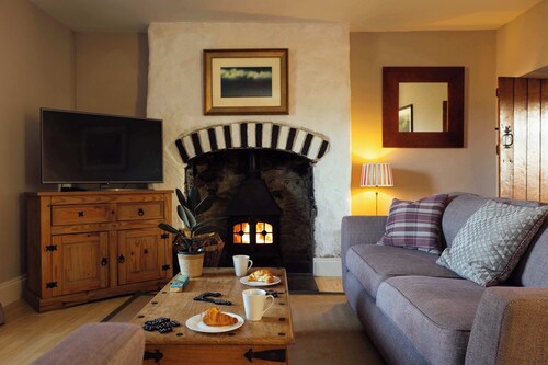 Coastal Farmhouse Retreat By the Sea With Garden