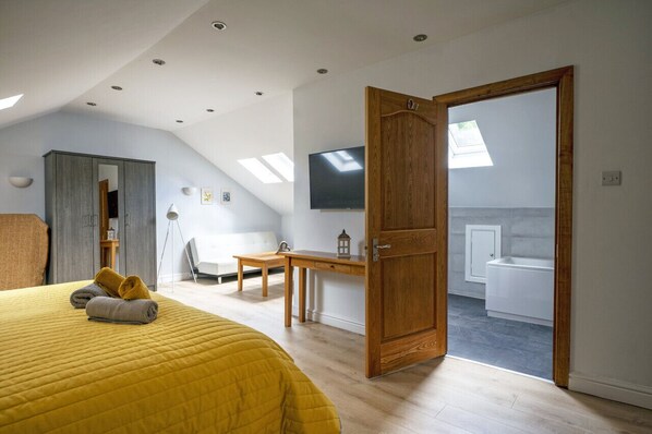 4 多间卧室、办公桌、熨斗/熨衣板、WiFi