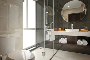 Bañera con ducha, artículos de tocador de diseñador, secador de pelo