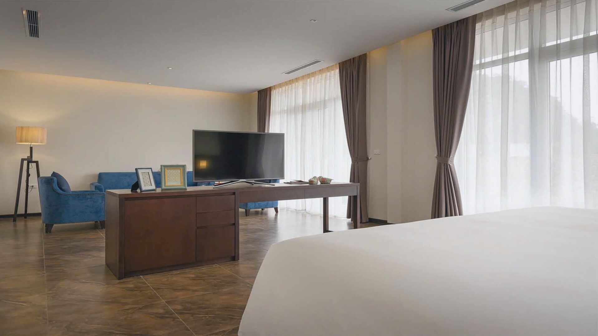 Premium Double Room, Balcony | Free minibar items, in-room safe, individually decorated