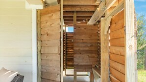 Un escalier en bois menant à un étage supérieur d’un bâtiment.