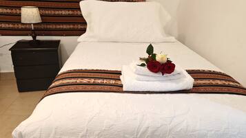 Cortinas blackout, tabla de planchar con plancha y wifi gratis