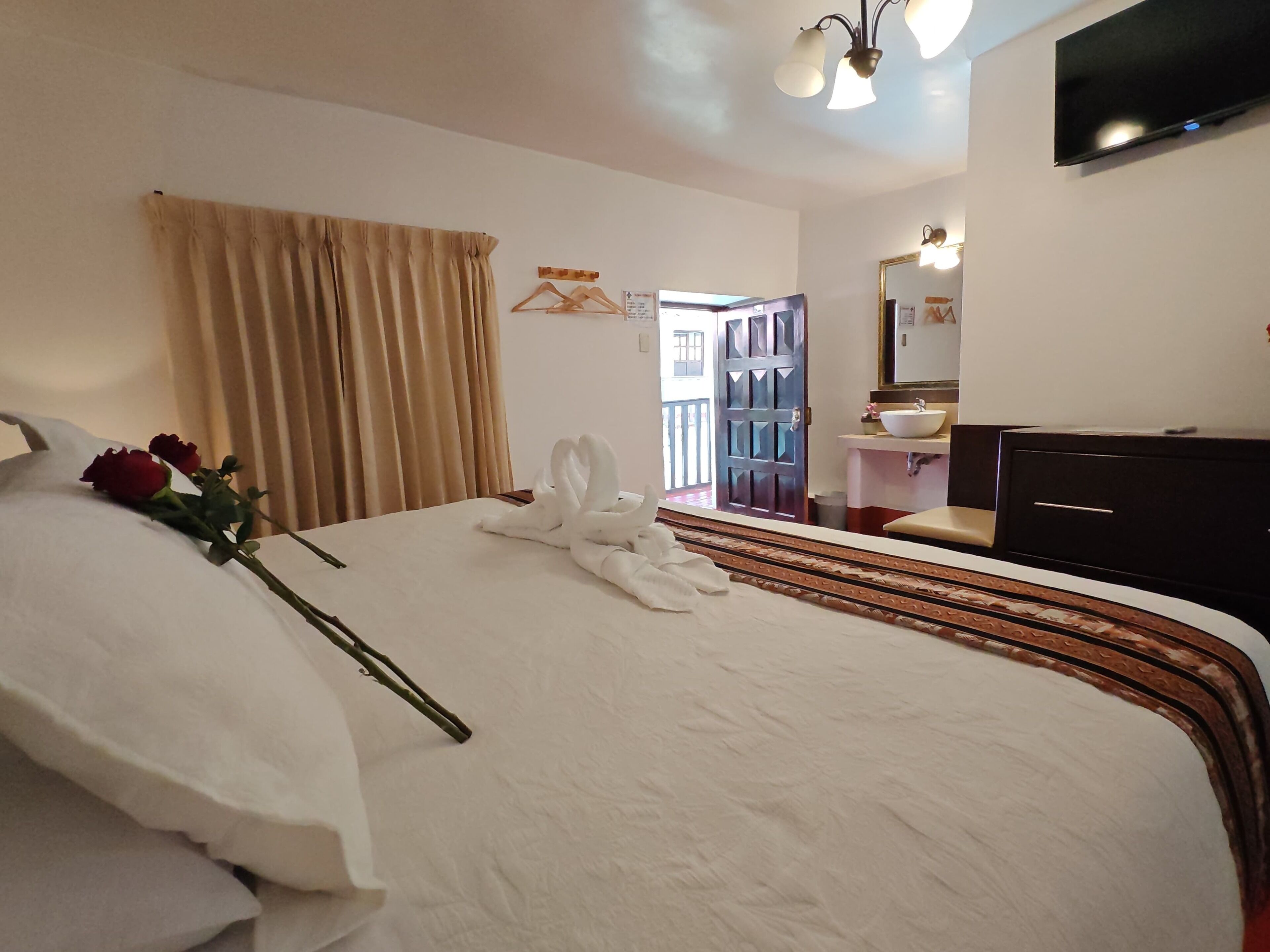 Quarto casal exclusivo, sacada, vista para o pátio | Cortinas blackout, ferros/tábuas de passar roupa, Wi-Fi de cortesia