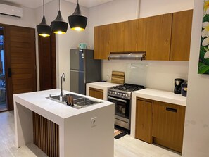 Four, plaque de cuisson, lave-vaisselle, tables à manger