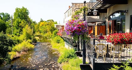 LUXURY MODERN Storybook TUDOR â HOT TUB â By Silver Falls Park â 20 acres â View