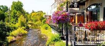 LUXURY MODERN Storybook TUDOR ● HOT TUB ● By Silver Falls Park ● 20 acres ● View