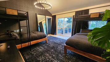 3 sovrum, skrivbord, strykjärn/strykbräda och resesäng