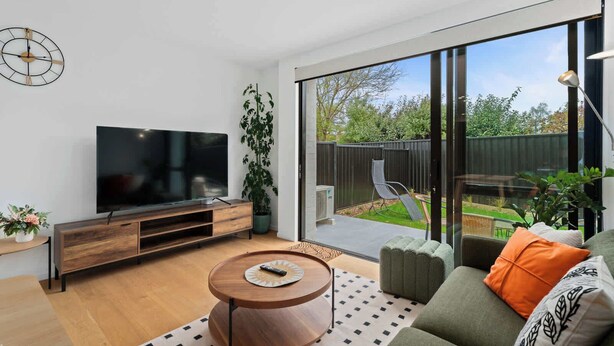 Living area - Alpine Townhouse with Scenic Mountain Views (Wanaka)