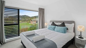 Room - Alpine Townhouse with Scenic Mountain Views (Wanaka)