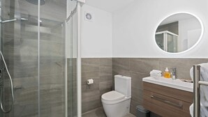 Bathroom - Alpine Townhouse with Scenic Mountain Views (Wanaka)