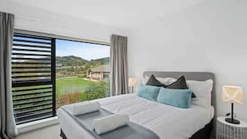 2 bedrooms, desk, iron/ironing board, WiFi