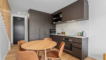 Jääkaappi, mikroaaltouuni, uuni, liesi