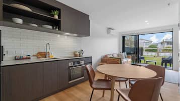 Jääkaappi, mikroaaltouuni, uuni, liesi