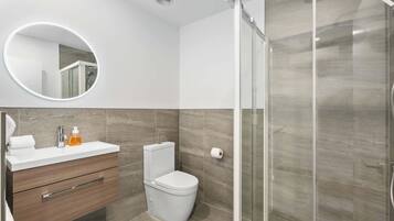 Suihku, hiustenkuivaaja, pyyhkeet