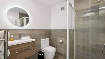 Een douche, een haardroger, handdoeken