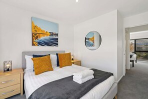 2 bedrooms, desk, iron/ironing board, WiFi