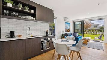 Een koelkast, een microgolfoven, een oven, een kookplaat