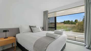 2 bedrooms, desk, iron/ironing board, WiFi