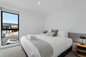 2 bedrooms, desk, iron/ironing board, WiFi