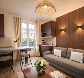 TV, offices - Family-friendly apartment near Montparnasse (Paris)