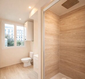 Shower, hair dryer, towels - Family-friendly apartment near Montparnasse (Paris)