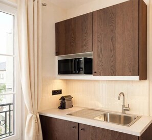 ثلاجة، ميكروويف، فرن، موقد طهي مسطح