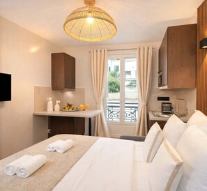 2 bedrooms, iron/ironing board, travel crib, WiFi - Family-friendly apartment near Montparnasse (Paris)