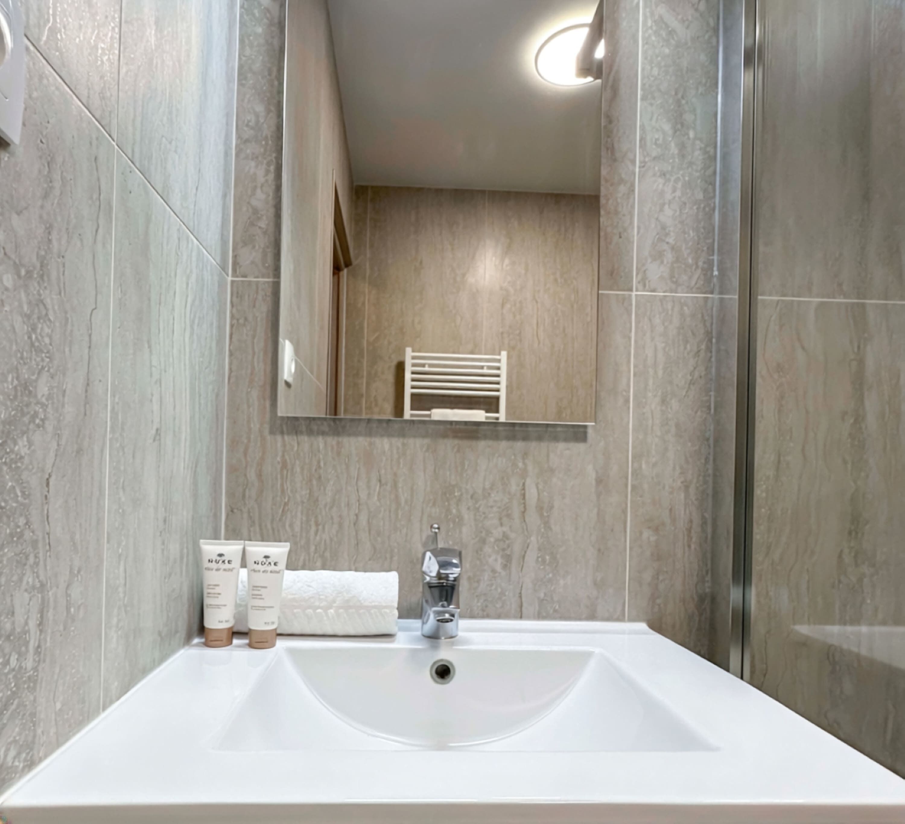 Douche, sèche-cheveux, serviettes fournies