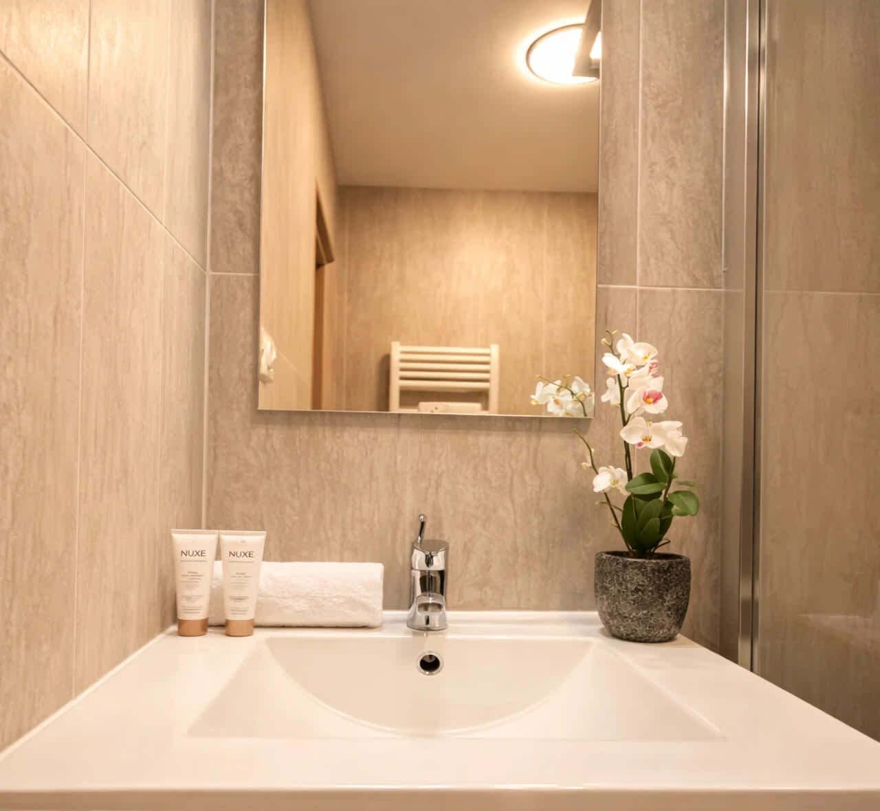 Douche, sèche-cheveux, serviettes fournies