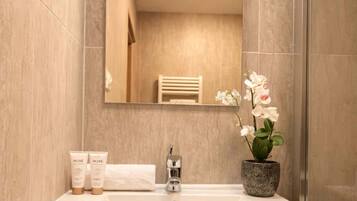 Douche, sĂšche-cheveux, serviettes fournies