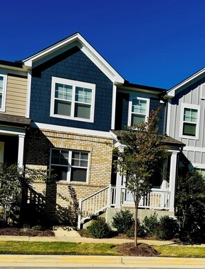 Exterior - Charming 3-bedroom townhome! It's cozy, pristine & 15 minutes to awesome Raleigh (Raleigh)