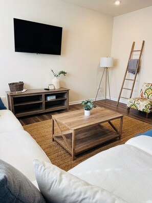 Books - Charming 3-bedroom townhome! It's cozy, pristine & 15 minutes to awesome Raleigh (Raleigh)