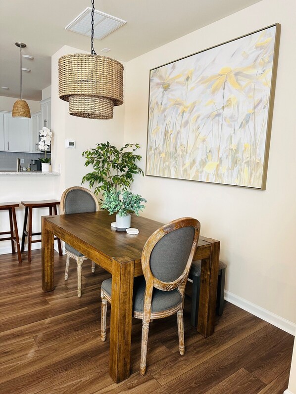 Dining - Charming 3-bedroom townhome! It's cozy, pristine & 15 minutes to awesome Raleigh (Raleigh)